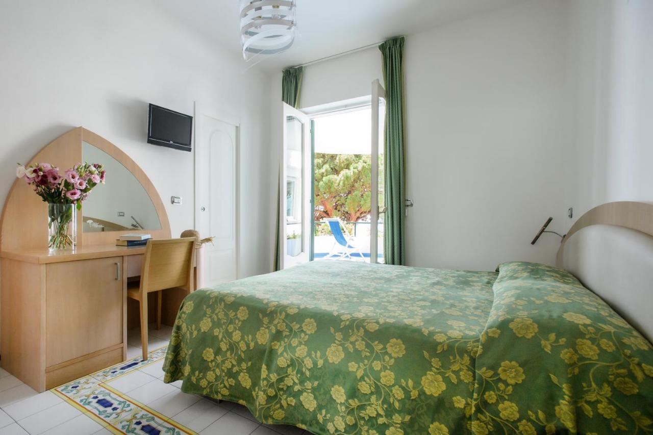 Hotel Il Pino Праяно Екстериор снимка