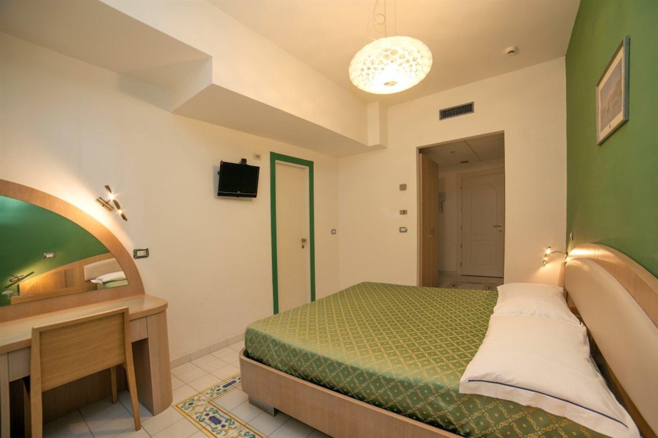 Hotel Il Pino Праяно Екстериор снимка